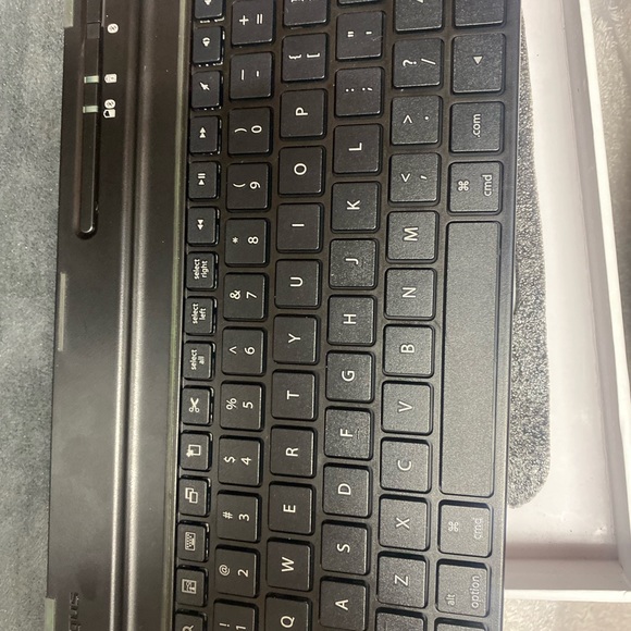 Targus iPad Air cover case and keyboard new!! - Picture 5 of 11